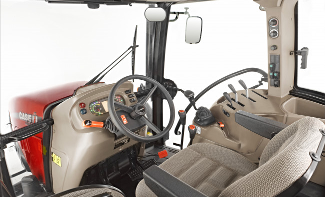 Traktoriaus Case IH Farmall A serijos (90-100 AG) vairuotojo kabina iš vidaus