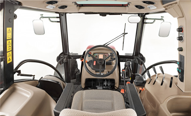 Traktoriaus Case IH Farmall A serijos (90-100 AG) vairuotojo kabina iš vairuotojo pozicijos