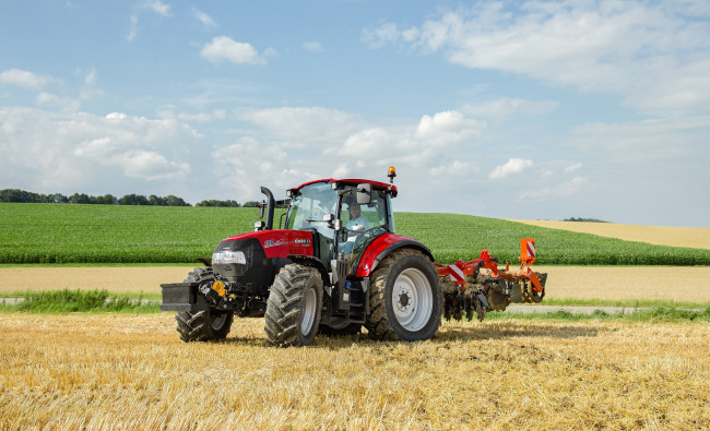 Traktorius Case IH Luxxum serijos šieno pjovimas