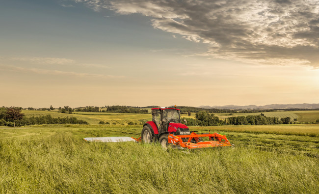 Traktorius Case IH Luxxum serijos pritaikytas žolės pjovimui