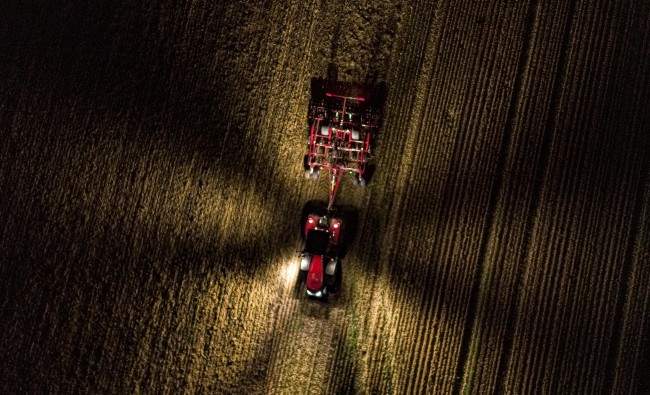 Traktorius Case IH Magnum AFS Connect™ CVXDrive serijos apšvietimas 360 kampu tamsiu paros metu