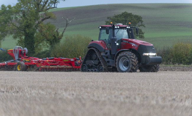 Traktorius Case IH Magnum AFS Connect™ Rowtrac serijos su prijungtu skutiku