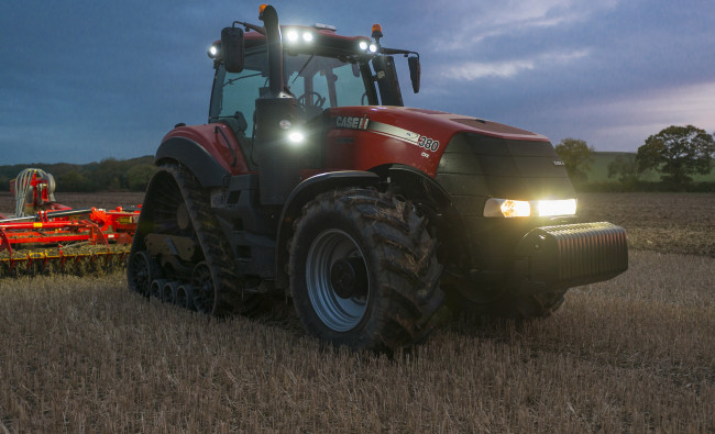 Traktorius Case IH Magnum AFS Connect™ Rowtrac serijos įjungti žibintai tamsiu paros metu