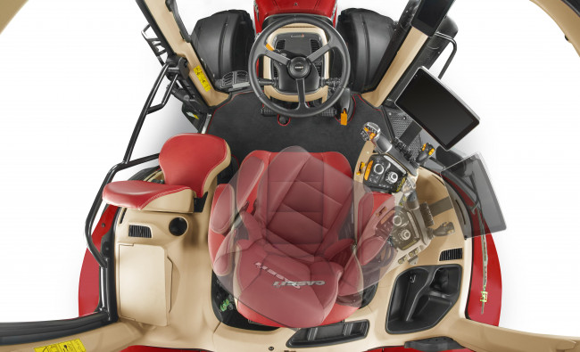 Traktoriaus Case IH Magnum AFS Connect™ serijos nuotrauka iš viršaus vairuotojo kabinoje