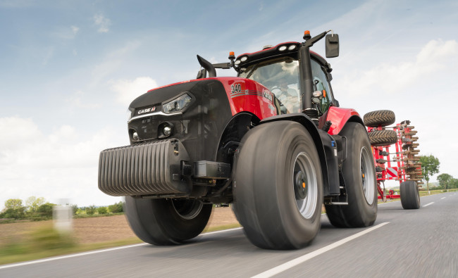 Traktorius Case IH Magnum AFS Connect™ serijos su priekaba