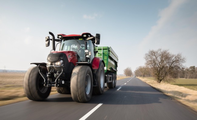 Traktoriaus Case IH Maxxum Multicontroller serijos 116 - 145 AG su priekaba