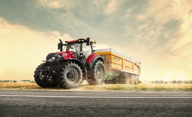 Traktorius Case IH Optum CVX serijos transportuoja žaliavas su priekaba