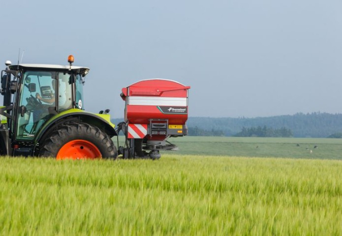 Kevadtöödeks uus Kverneland väetisekülvik