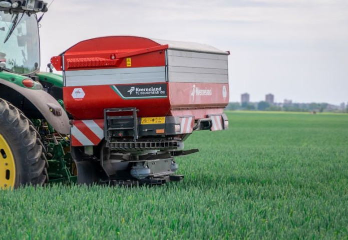 Kevadtöödeks uus Kverneland väetisekülvik