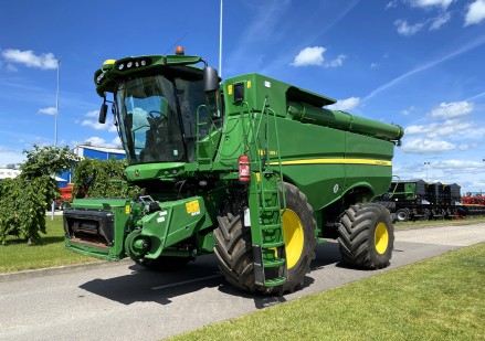 John Deere S785 